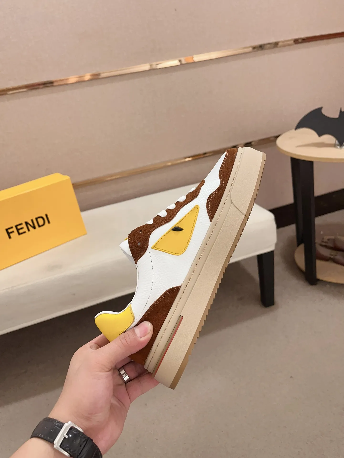 Men's shoes💰: 400💰[Fendi] Fendi's latest casual shoes for men! Available at counters simultaneously! A one-to-one replica of the original. All imported official website one-to-one cowhide fabric. The interior is made of top-grade sheepskin, and the original factory-supplied rubber outsole is used. Leading new fashion concepts. Matching code: 38-44. (can be customized for 45 non-refundable)